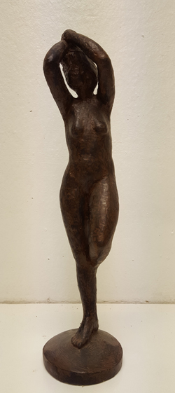 A model posing with one foot 4/10